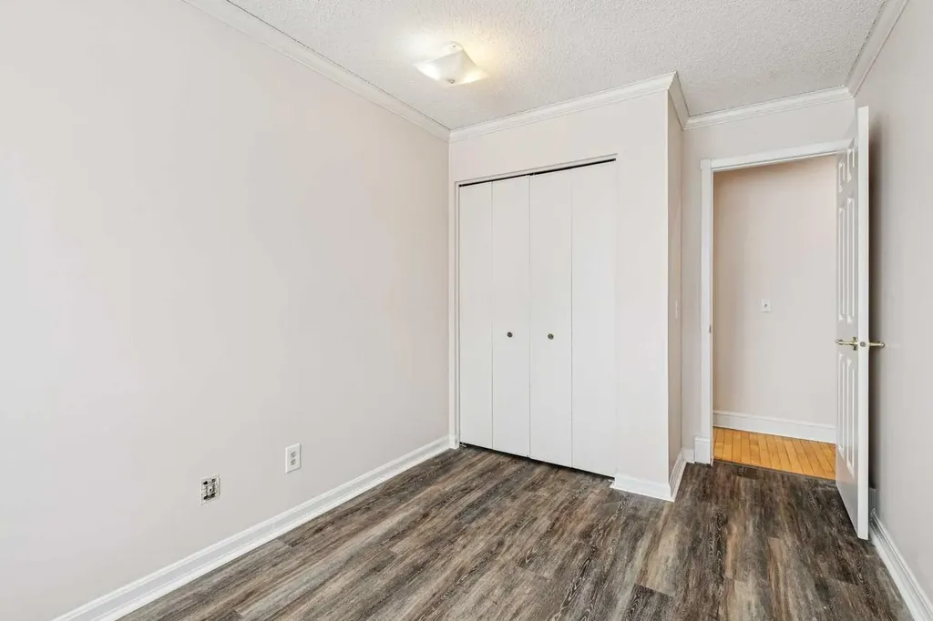 131 Woodglen Way SW Calgary AB T2W4C8