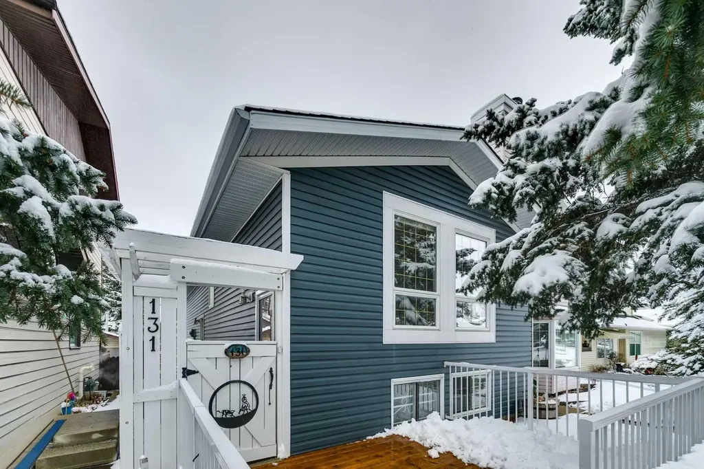 131 Woodglen Way SW Calgary AB T2W4C8