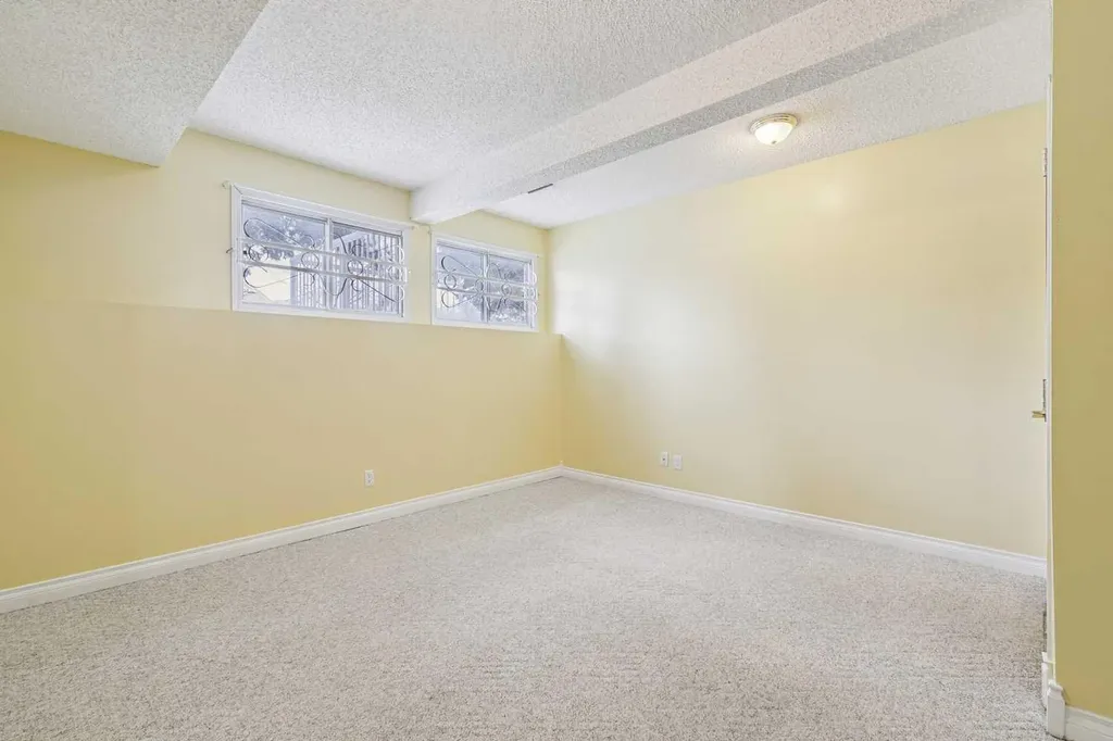 131 Woodglen Way SW Calgary AB T2W4C8