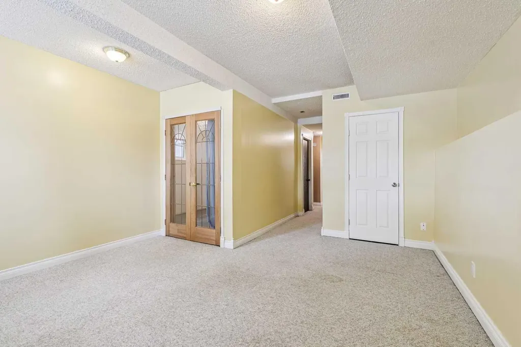 131 Woodglen Way SW Calgary AB T2W4C8