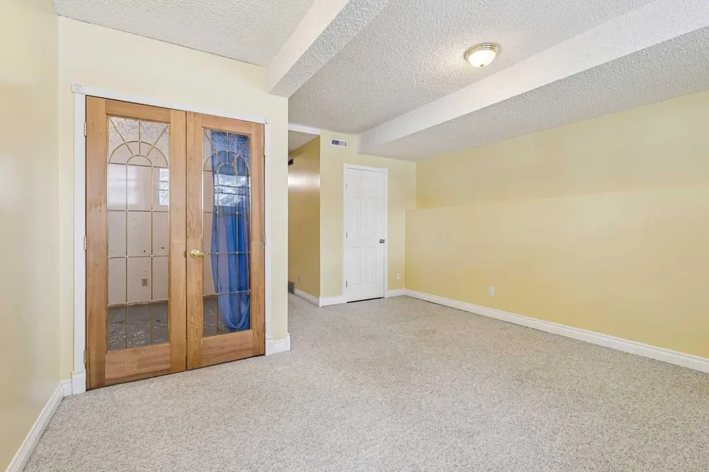 131 Woodglen Way SW Calgary AB T2W4C8