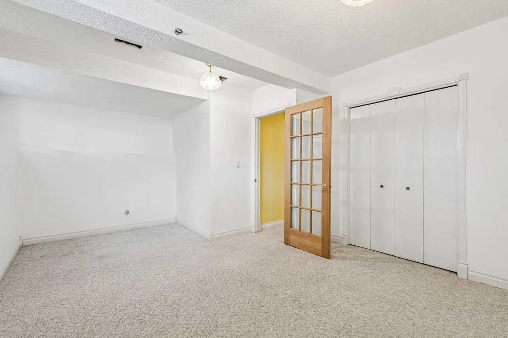 131 Woodglen Way SW Calgary AB T2W4C8