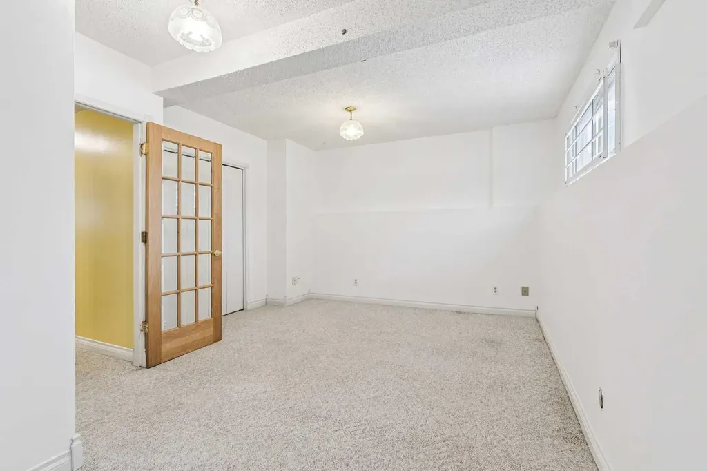 131 Woodglen Way SW Calgary AB T2W4C8