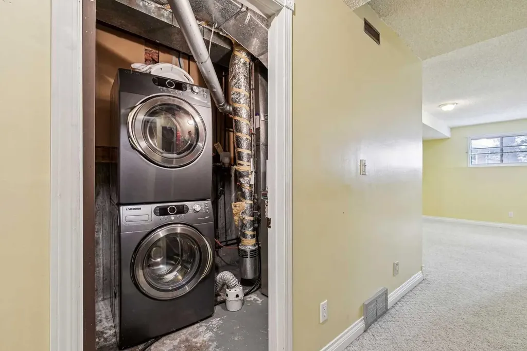 131 Woodglen Way SW Calgary AB T2W4C8