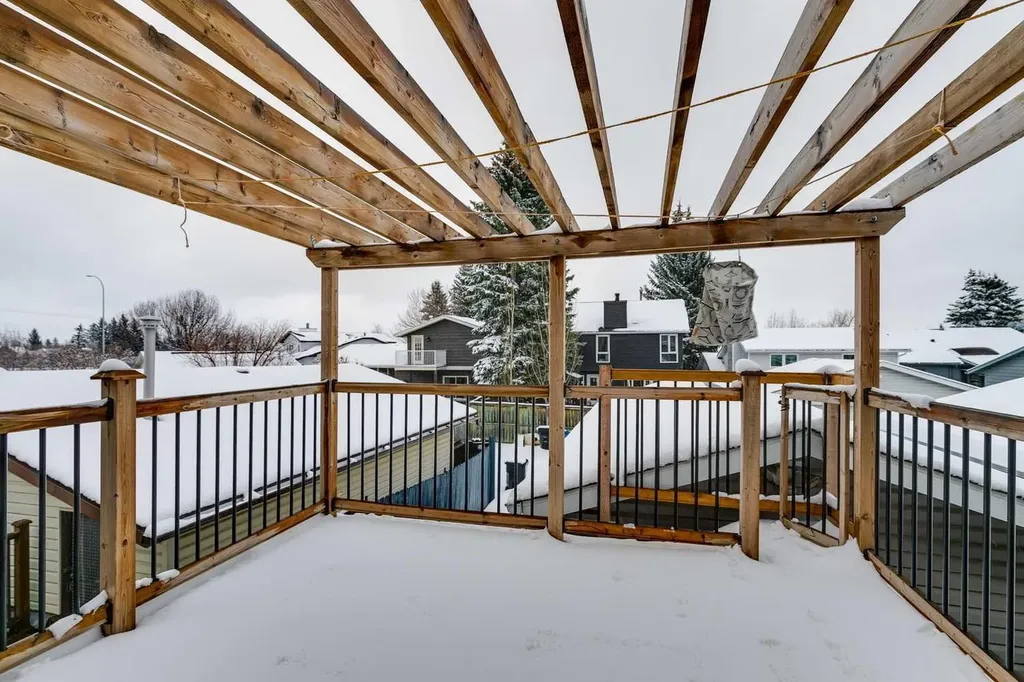 131 Woodglen Way SW Calgary AB T2W4C8