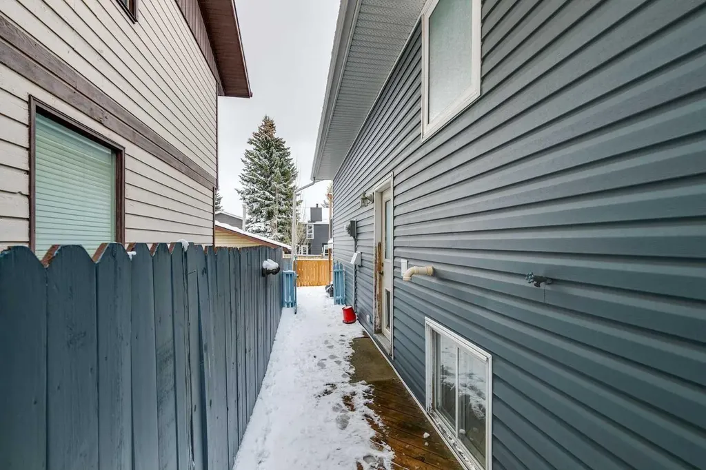131 Woodglen Way SW Calgary AB T2W4C8