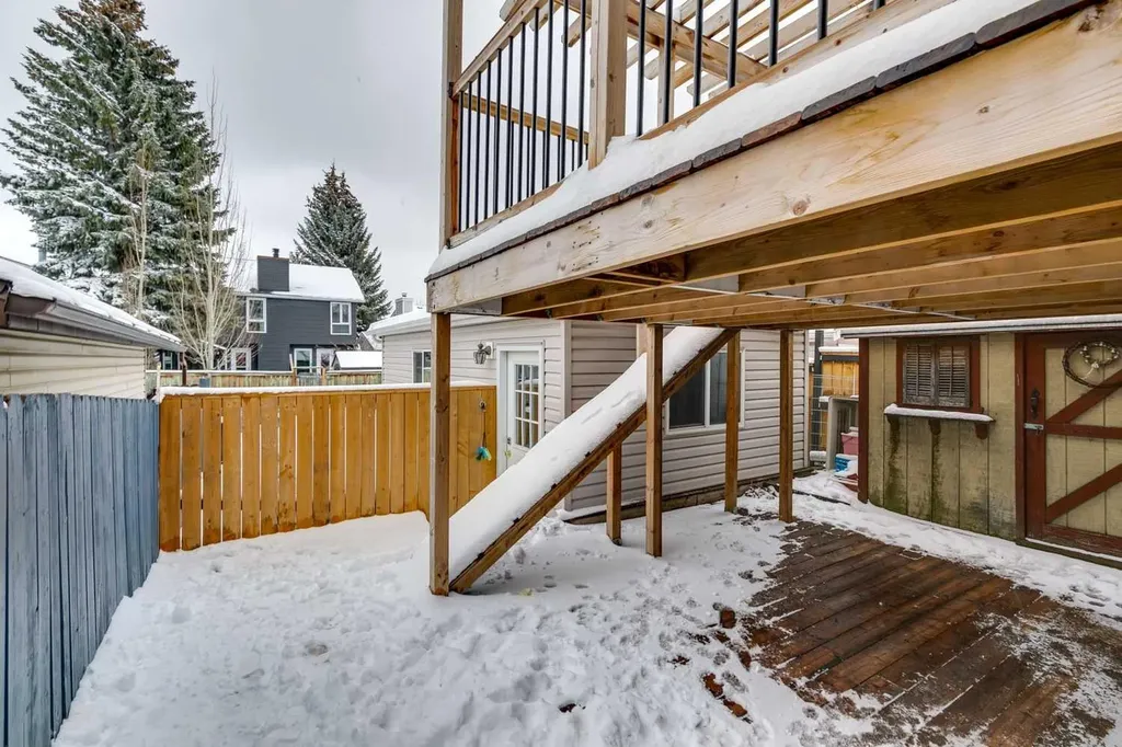131 Woodglen Way SW Calgary AB T2W4C8