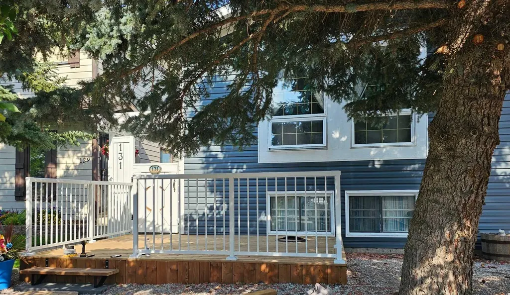 131 Woodglen Way SW Calgary AB T2W4C8