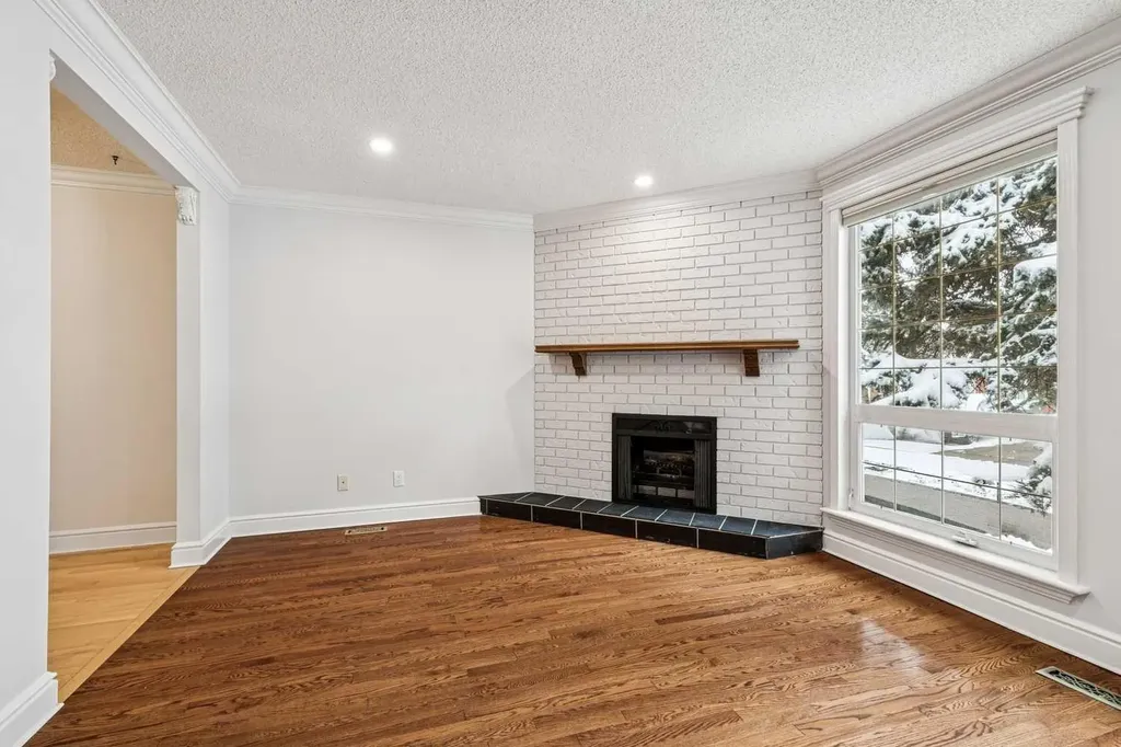 131 Woodglen Way SW Calgary AB T2W4C8
