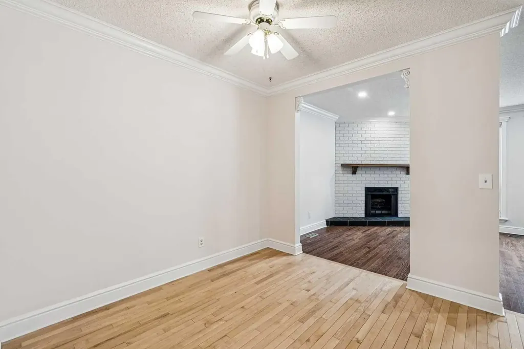 131 Woodglen Way SW Calgary AB T2W4C8
