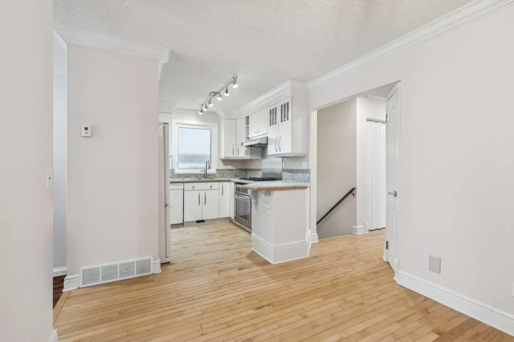 131 Woodglen Way SW Calgary AB T2W4C8