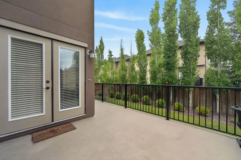 52 Wentworth Crescent SW Calgary AB T3H 0H1