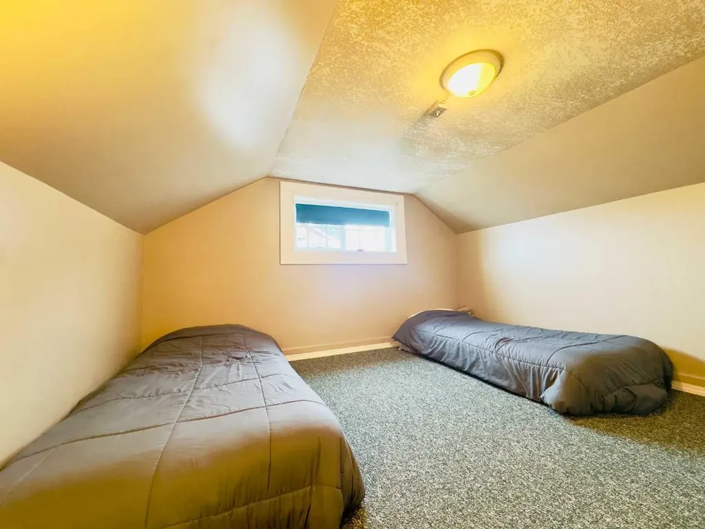 20970 7 Avenue Bellevue AB T0K0C0