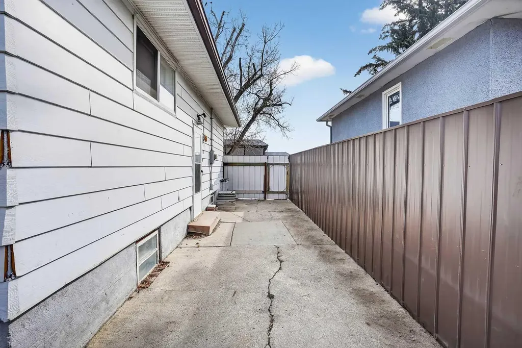 536 21 Street S Lethbridge AB T1J 3K3