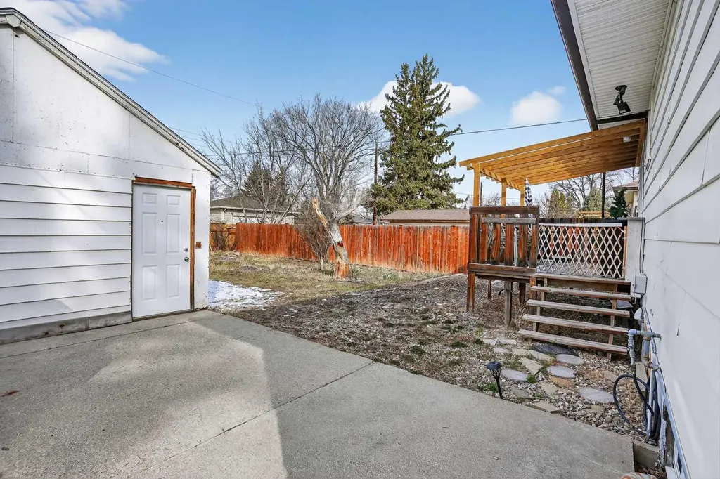 536 21 Street S Lethbridge AB T1J 3K3