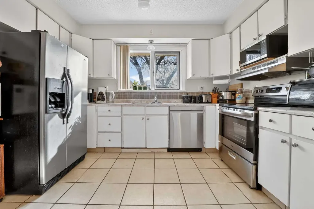 536 21 Street S Lethbridge AB T1J 3K3