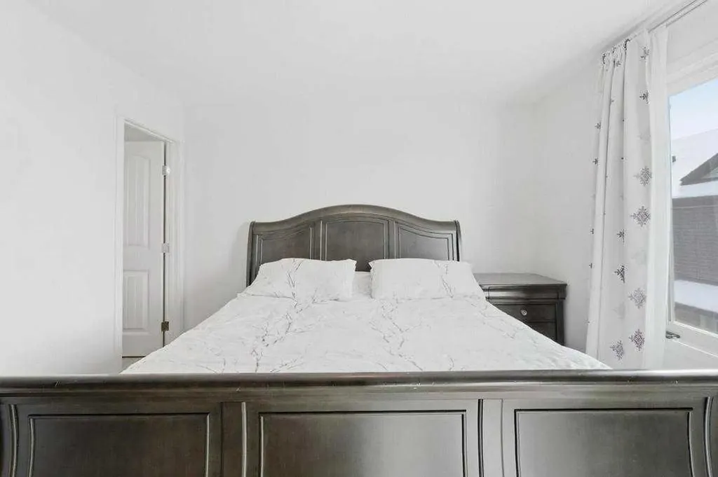 148 Legacy Point SE Calgary AB T2X 3Z3