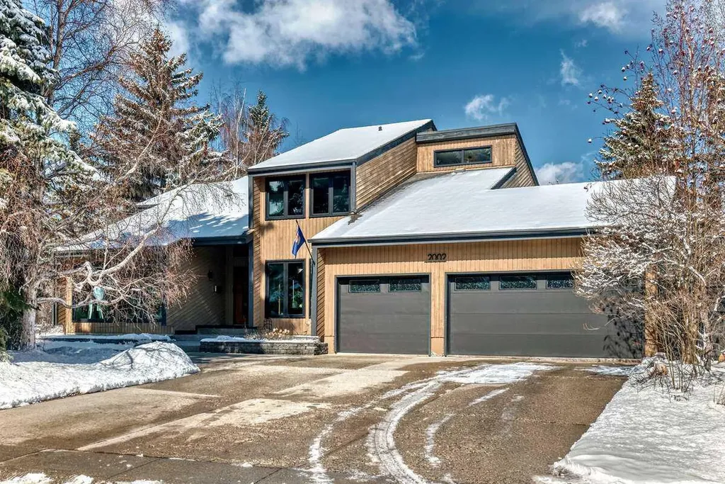 2002 Pump Hill Way SW Calgary AB T2V 4M4