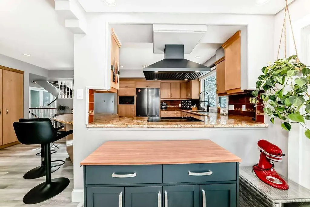 2002 Pump Hill Way SW Calgary AB T2V 4M4