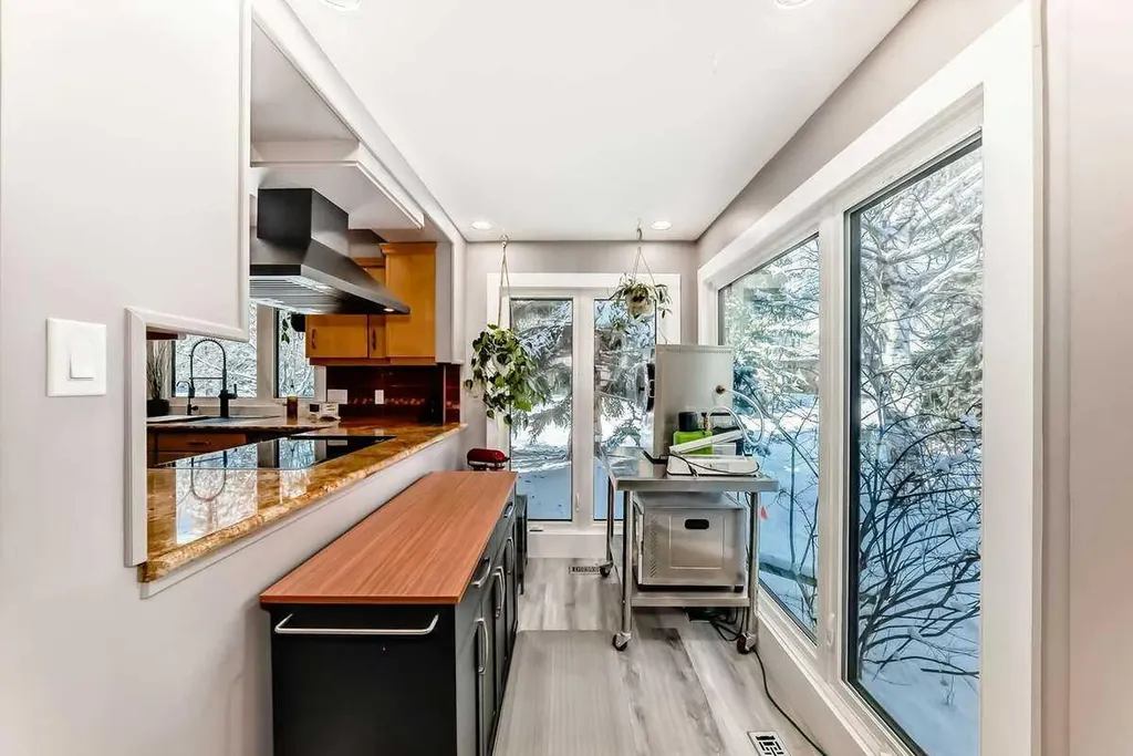 2002 Pump Hill Way SW Calgary AB T2V 4M4