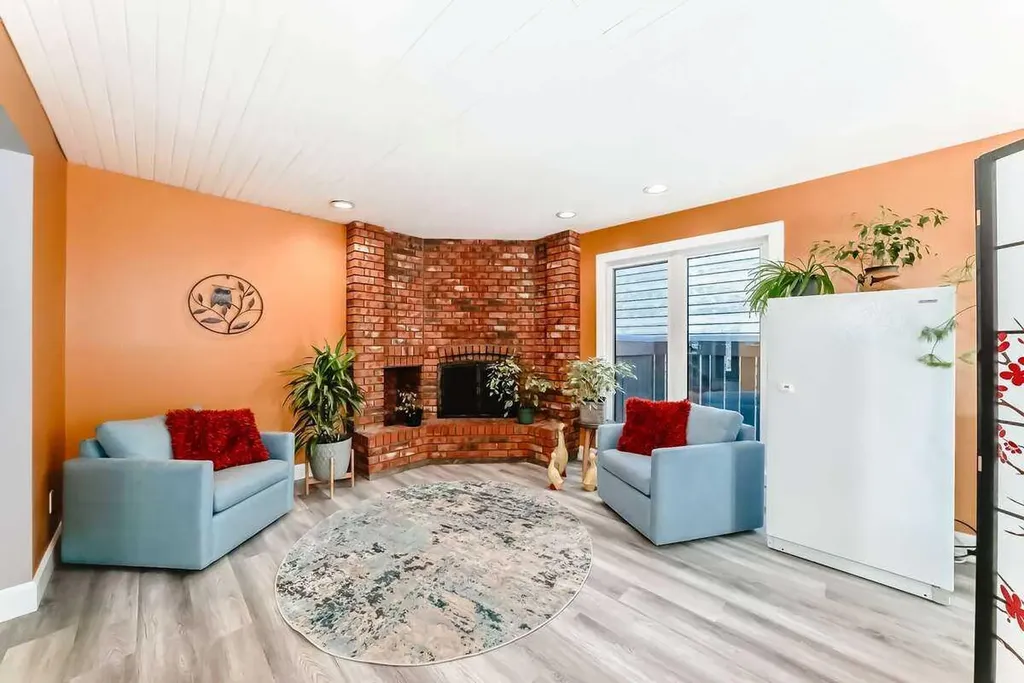 2002 Pump Hill Way SW Calgary AB T2V 4M4