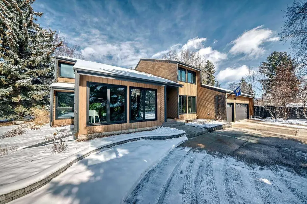 2002 Pump Hill Way SW Calgary AB T2V 4M4