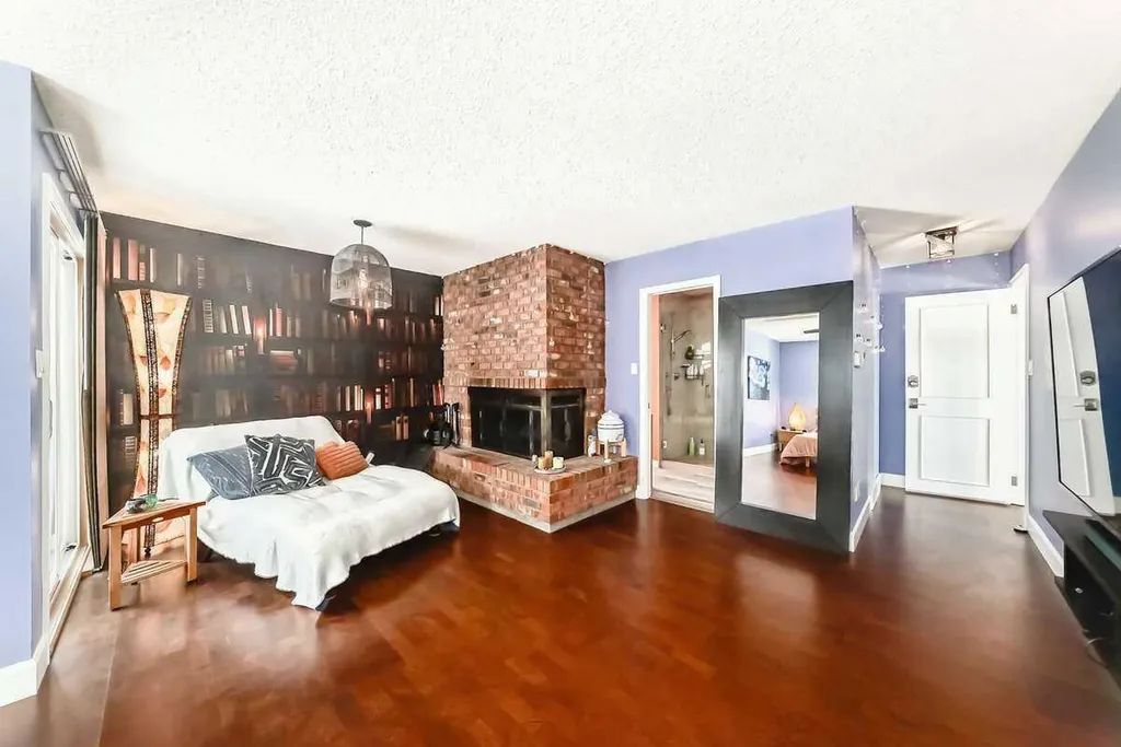 2002 Pump Hill Way SW Calgary AB T2V 4M4
