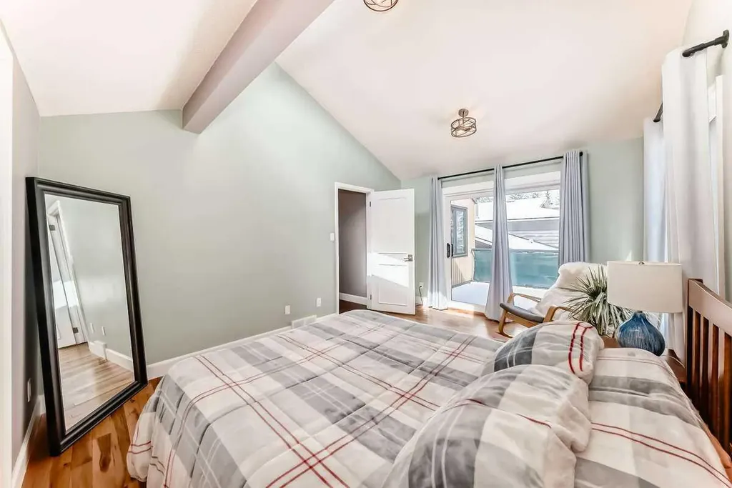 2002 Pump Hill Way SW Calgary AB T2V 4M4
