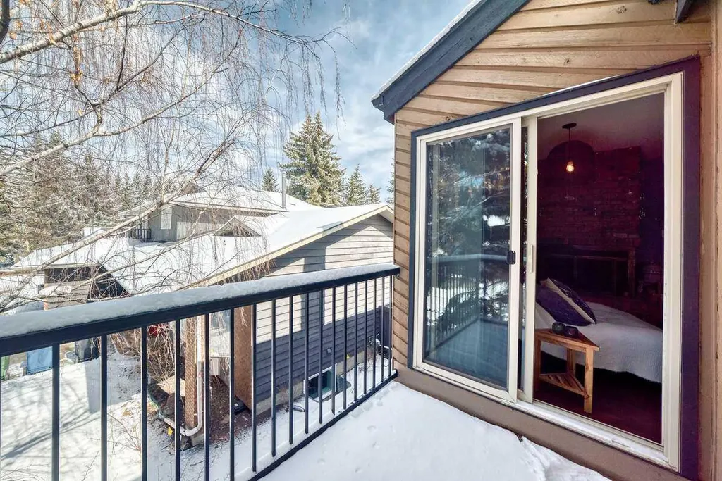 2002 Pump Hill Way SW Calgary AB T2V 4M4