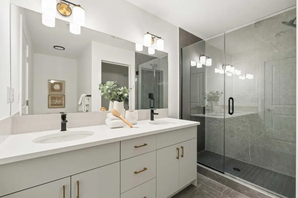 605 Sovereign Common SW Calgary AB T3C 3Y3