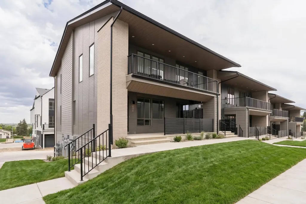 605 Sovereign Common SW Calgary AB T3C 3Y3