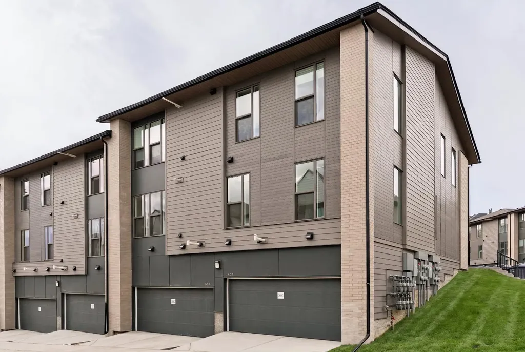 605 Sovereign Common SW Calgary AB T3C 3Y3
