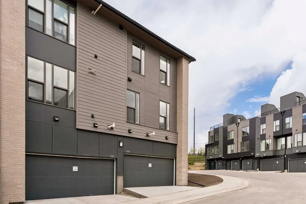 605 Sovereign Common SW Calgary AB T3C 3Y3