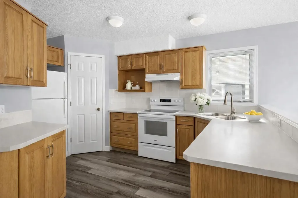 3103 39 Street SW Calgary AB T3E 3G9