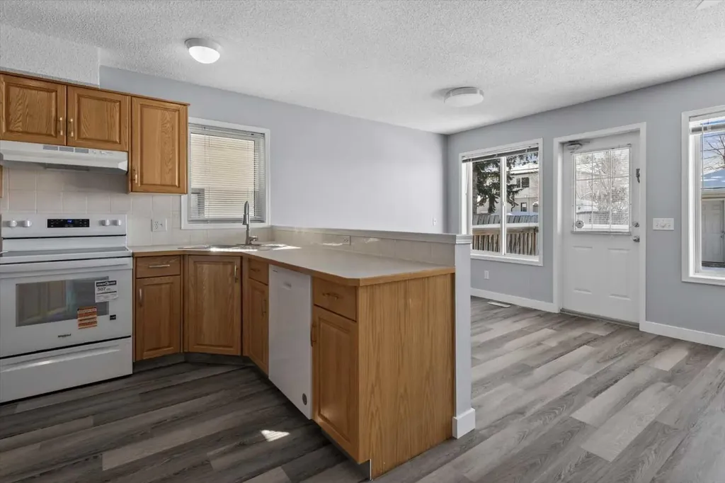 3103 39 Street SW Calgary AB T3E 3G9