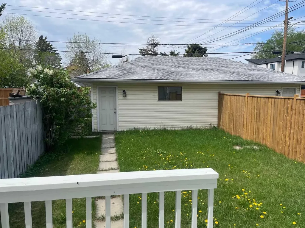 3103 39 Street SW Calgary AB T3E 3G9