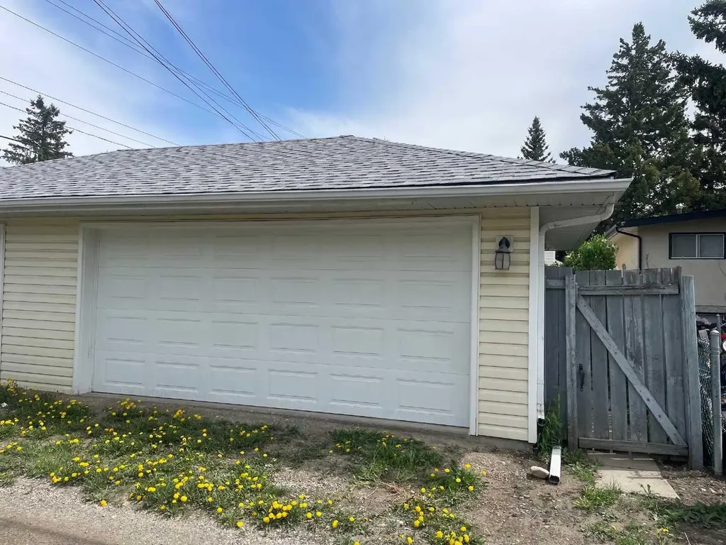 3103 39 Street SW Calgary AB T3E 3G9