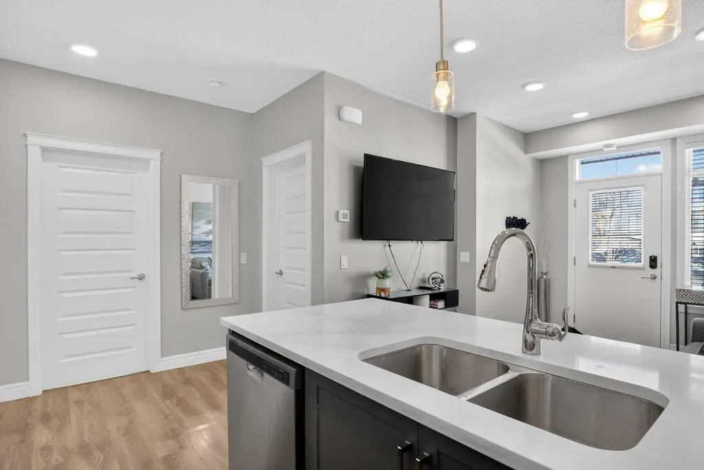 19613 45 Street SE Calgary AB T3M 3A7