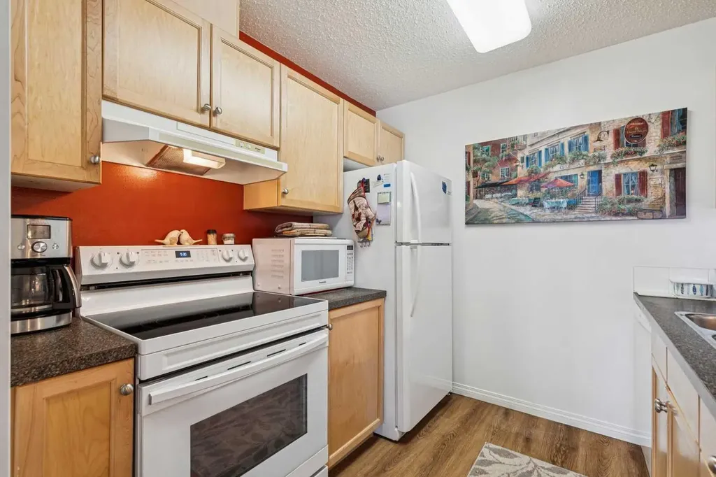 2022 Canyon Meadows Drive SE Calgary AB T2J 7H1