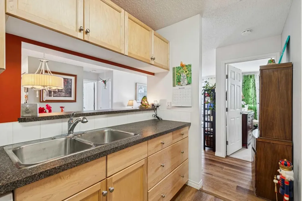 2022 Canyon Meadows Drive SE Calgary AB T2J 7H1