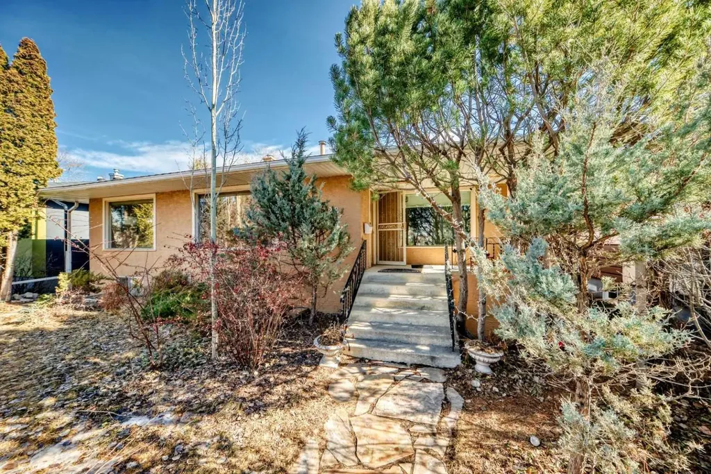 2328 Capitol Hill Crescent NW Calgary AB T2M4C1
