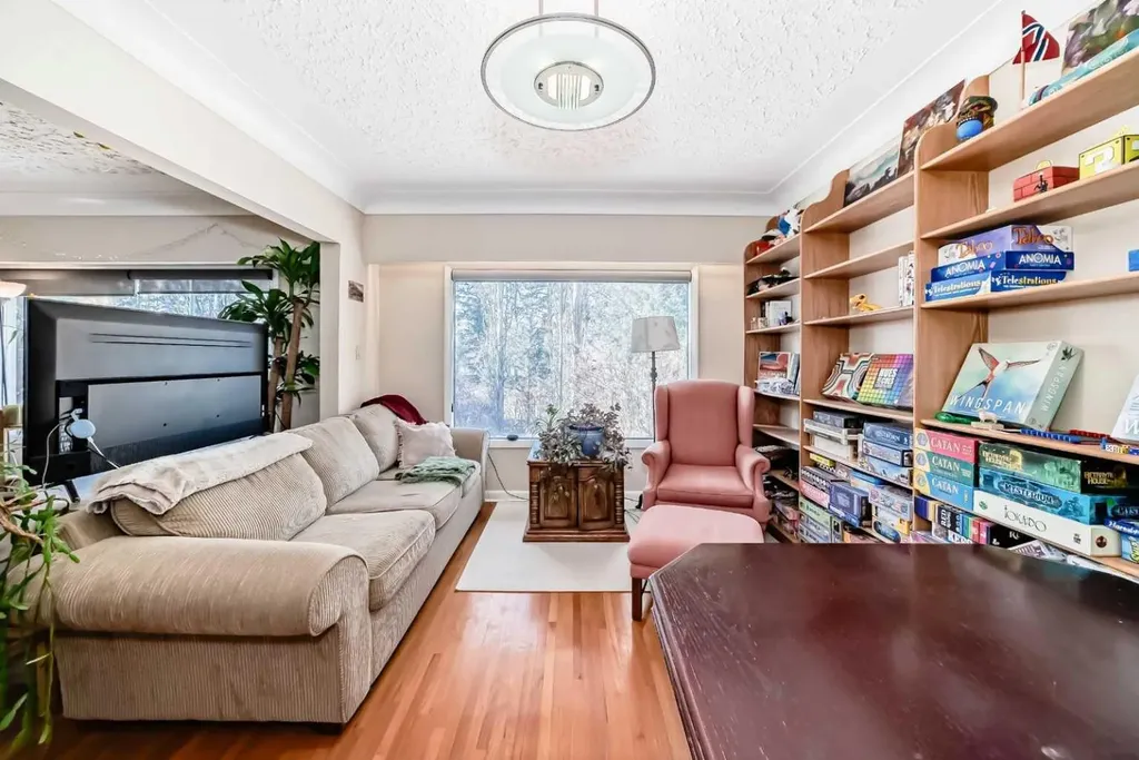 2328 Capitol Hill Crescent NW Calgary AB T2M4C1