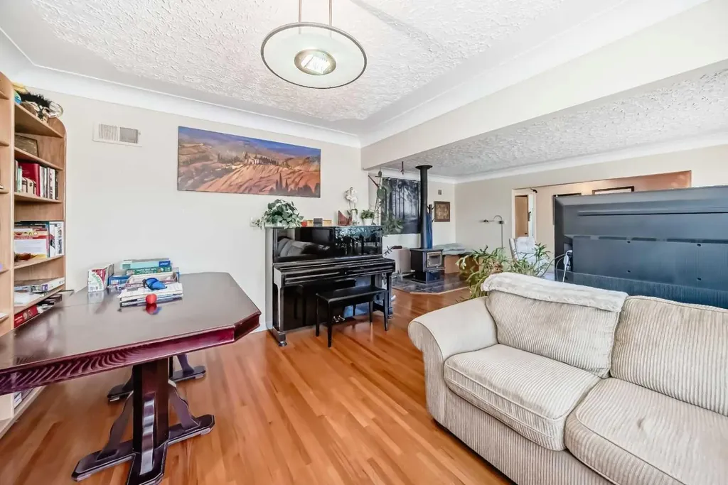 2328 Capitol Hill Crescent NW Calgary AB T2M4C1