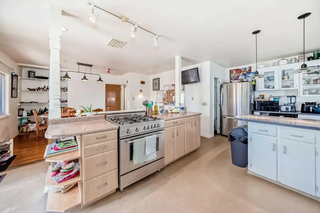 2328 Capitol Hill Crescent NW Calgary AB T2M4C1
