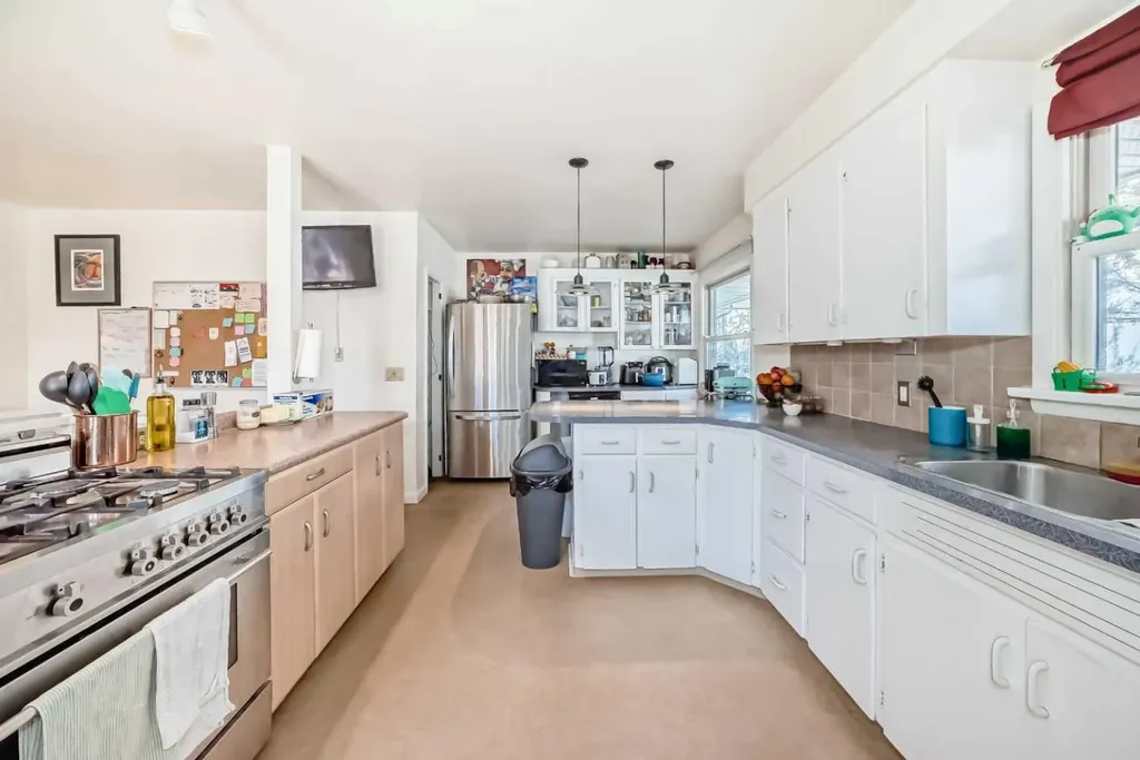 2328 Capitol Hill Crescent NW Calgary AB T2M4C1