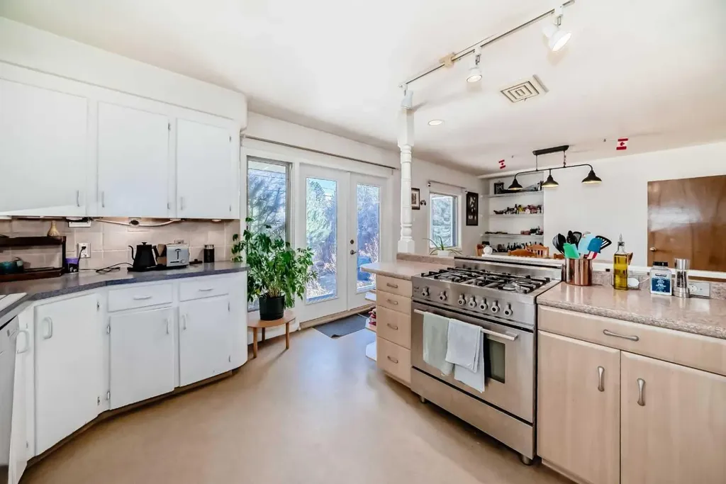 2328 Capitol Hill Crescent NW Calgary AB T2M4C1