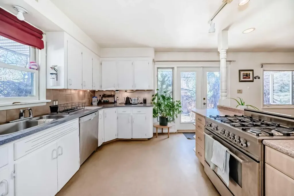 2328 Capitol Hill Crescent NW Calgary AB T2M4C1