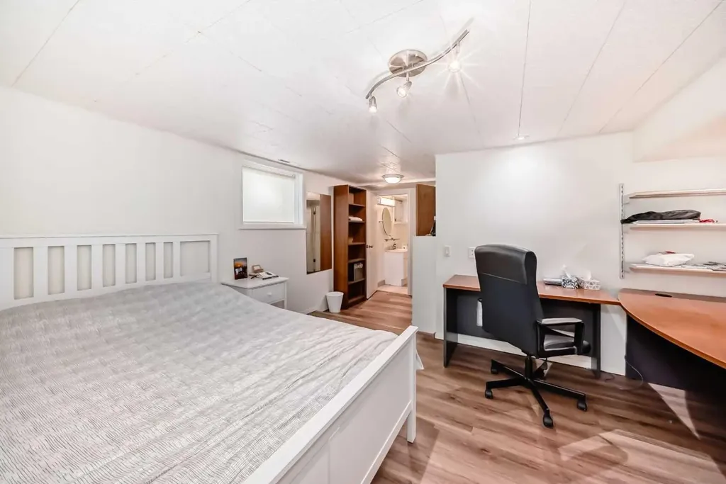 2328 Capitol Hill Crescent NW Calgary AB T2M4C1