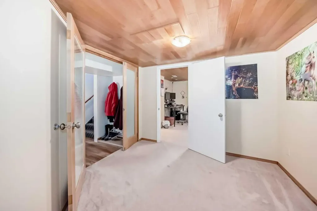 2328 Capitol Hill Crescent NW Calgary AB T2M4C1