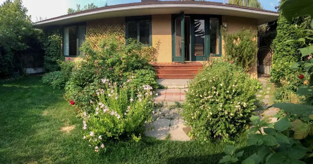 2328 Capitol Hill Crescent NW Calgary AB T2M4C1
